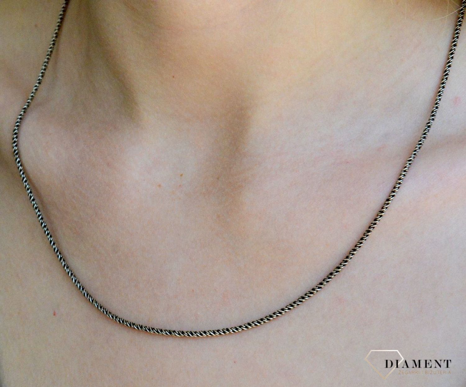 Srebrny łańcuszek ozdobny splot w czarnym odcieniu 1,6mm DIA-LAN-6012-925 1,6mm. Łańcuszek to bardzo dobry pomysł na prezent dla siebie lub bliskiej osoby. Najchętniej wybierany jest jako prezent urodzinowy, ale nie tylko (1.jpg